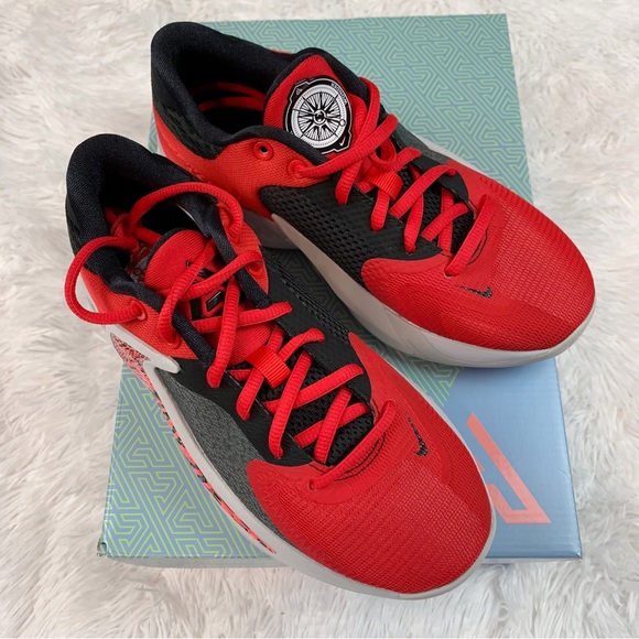 Nike Kids' Grade School Freak 4 Basketball Shoes University Red / Bright Crimson - Picture 2 of 9